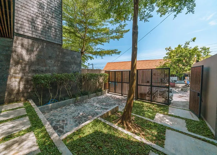 Rizr: Industrial 3br Nearby Berawa Villa *
