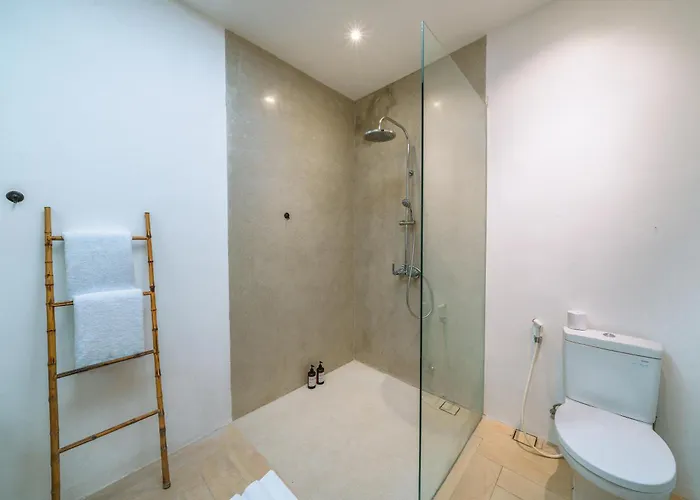 Villa Rizr: Industrial 3br Nearby Berawa *